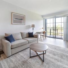 Landing Beautiful 1BD Yoga Studio Gym