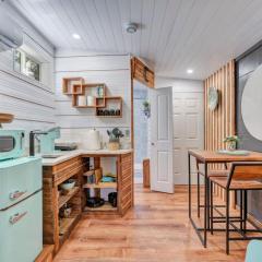 Peaceful Lake View Retreat Near Parks 10 Minutes to Downtown