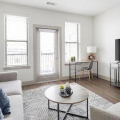 Landing Beautiful 1BD Courtyard Yoga Studio