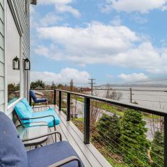Astoria Home Base with River Views, 3 Mi to Dtwn!
