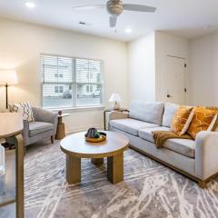 Landing Chic 2BD Pool Clubhouse