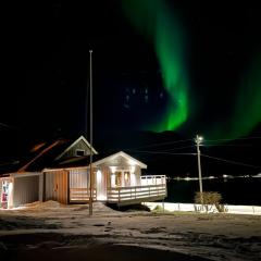 Koselig hus nær sjø og fjell