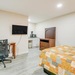 5 Mi to Pine Knob Pet-Friendly Studio Retreat