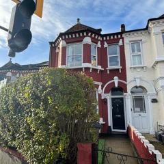 Spacious double room close to Wimbledon Park station, 20 min to central