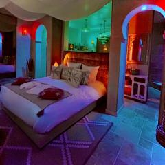 Suite 5 étoiles 1001 Merveilles avec jacuzzi et jeu pour adulte