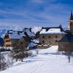 Rustic, spacious and family home 5 minutes to Baqueira