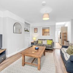 10 Mustow St - Charming 3 bed home next to the Abbey Gardens