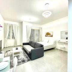 X17 Newly renovated and well furnished studio apartment with balcony!