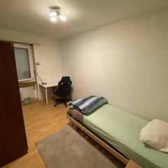 Stanza arredata in casa condivisa