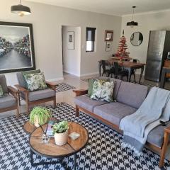 Garden apartment next to beach and Kalkbay