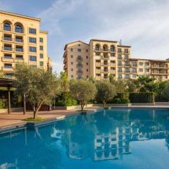 Modern 1BR with Access to Pool and Gardens