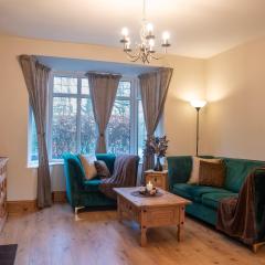 Luxury 4 Beds Bolton Retreat Sleeps 7 with Garden & Private Parking