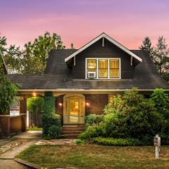 Aunt Bea's Bungalow - Pet Friendly - Hot Tub - Screen Porch - Wifi - Fenced Yard - King Bed - Town