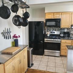 Cozy home Centrally located free parking sleeps 8