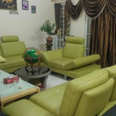 Guest Room with shared bathroom at villa Damansara near Segi collegeIOI mall Damansara