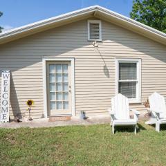 The B Cottage in Shiner