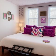 Artsy Hidden Gem --- FREE PARKING