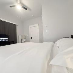 The Uno Room first floor 10 min d-town 15 airport