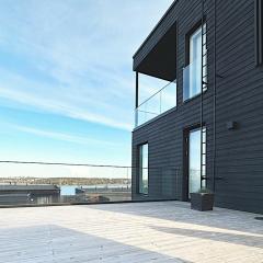 Luksustason kolmen makuuhuoneen lomahuoneisto meren äärellä