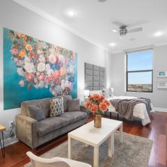 Chic High Rise Apt Lux Loft with Pool,Deck & Gym