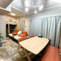 SHINBASHI Station A major hub station ideal for Tokyo sightseeing Numerous restaurants and eateries surround the station Enjoy your stay on the top floor of the building without worrying about noise Elevator available