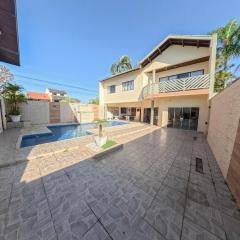 Casa exclusiva com piscina Av Maringá