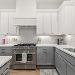 New Oaks Escape King Steps from River Ranch