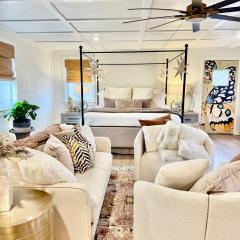 The Wing - luxurious king suite tiny studio home!