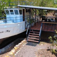 Gracie - May Unique boat stay with ocean views