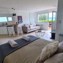 Monoambiente con deck y vista al lago en Playa Bonita