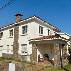 Una cuadra de playa Piriápolis Casa grande completa y solida