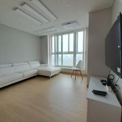 New house, subway station area, ultra-high-rise 6-person scale 3 large rooms, 2 bathrooms, 3 queen beds fantastic view