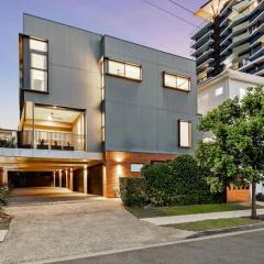 Luxe 3 Level Villa Grand Master Chevron Island