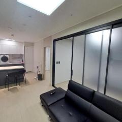 Large Apartment for 4 people, 2 bedrooms, 1 bathroom, livingroom, diningroom in front of Gimpo pungmu subway station