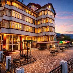 Hotel Out Town Manali !! 5 Minutes from Mall Road ! Parking ! Lawn ! Top Rated