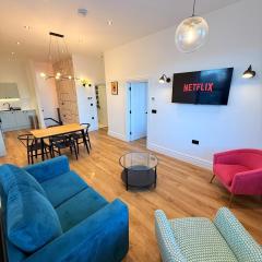 Central - Free parking- Sleeps 6 - Stylish Apt