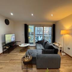 Luxury 2 Bed 2 Bath Canary Wharf Apartment with Balcony