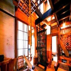 囲炉裏のある築100年の一棟貸し古民家で昔の暮らし体験