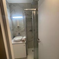 Charmant studio avec terrasse proche métro 11, dans une résidence calme, tout équipé