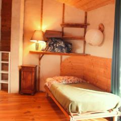 jolie chambre avec cuisine