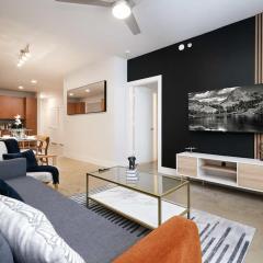 Downtown SA 2BR for 9 Pool Gym Free Parking Near River Walk