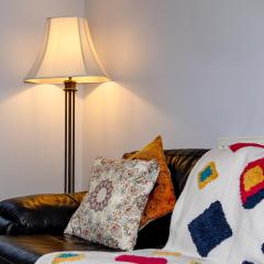 Glastonbury Centre 2 Bed with on street Parking