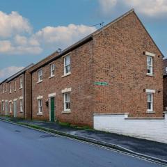 Glastonbury Centre 2 Bed with on street Parking