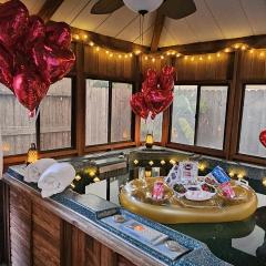 Maple House Romantic Getaway WHot Tub Near IAH