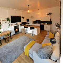 2 Bedroom 2 Bathroom Apt, Parking, Garden, SKY TV