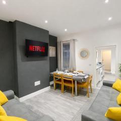 Emerald Living - Hanley, Stoke-on-Trent, sleeps 5, with free parking!