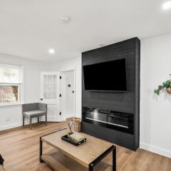 1 min to DC 8 beds sleeps 16 with yard and parking