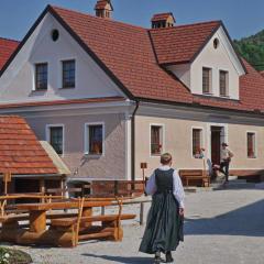 Notranjska hiša - traditional country house, close to the world attraction Cerknica lake
