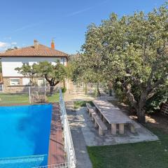 Chalet with garden, barbecue and pool in Logroño