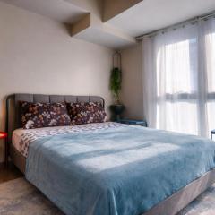 20F Modern BGC Spacious Cozy Suite Steps Away from Mall with Washer Dryer